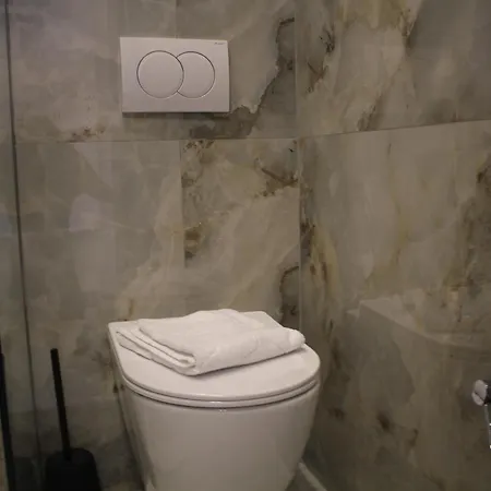 Lazari S *